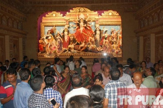 Devotees throngs puja pandal on Chaturthi night Devotees throngs puja pandal on Chaturthi night